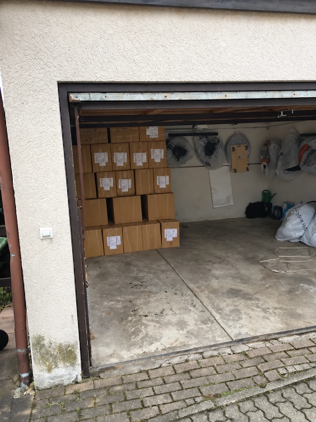 Originalaufnahme einer Garage mit eingelagerten Warenkartons